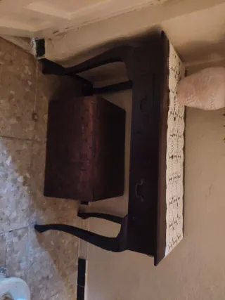 Aparador de madera con detalles en tela