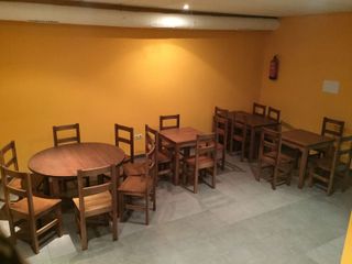 Sillas de madera. Barricas mesas bancos taburetes