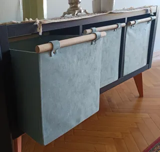 Estantería negra-marrón con 3 cubos de terciopelo