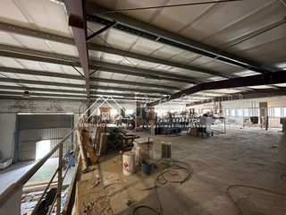 Nave industrial en venta en Lucena
