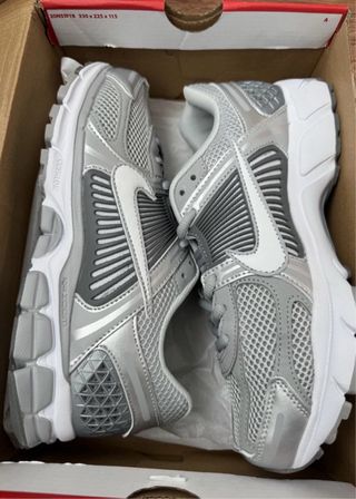 Zapatillas Nike Vomero 5 Talla 42