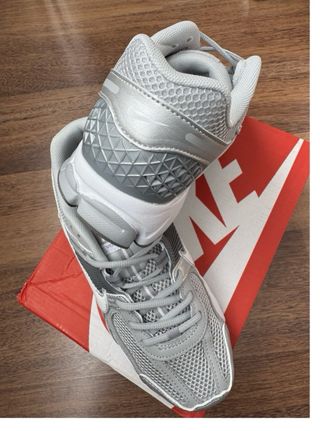 Zapatillas Nike Vomero 5 Talla 42