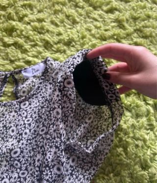 Top fantasia fiori bianco nero