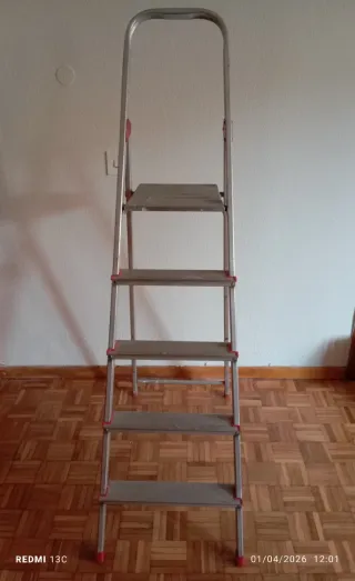 Escalera aluminio 5 peldaños