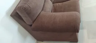 Sofá de tela marrón chocolate de  2 plazas.