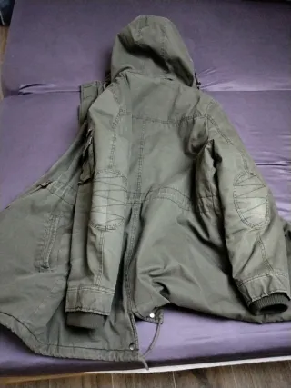 Abrigo verde militar con capucha