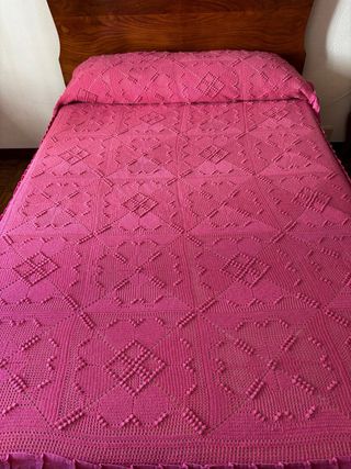 Colcha ganchillo y tela fucsia