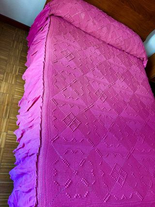 Colcha ganchillo y tela fucsia