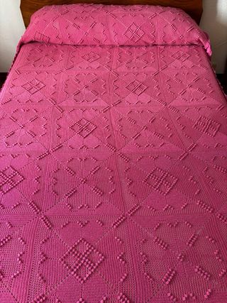 Colcha ganchillo y tela fucsia