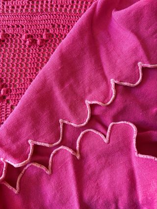 Colcha ganchillo y tela fucsia