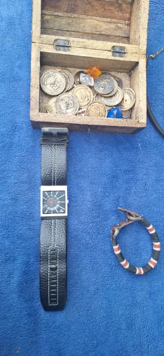 Lote baúl madera monedas collar pulsera