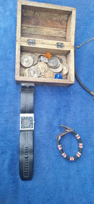 Lote baúl madera monedas collar pulsera