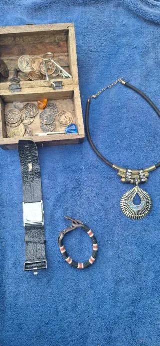 Lote baúl madera monedas collar pulsera