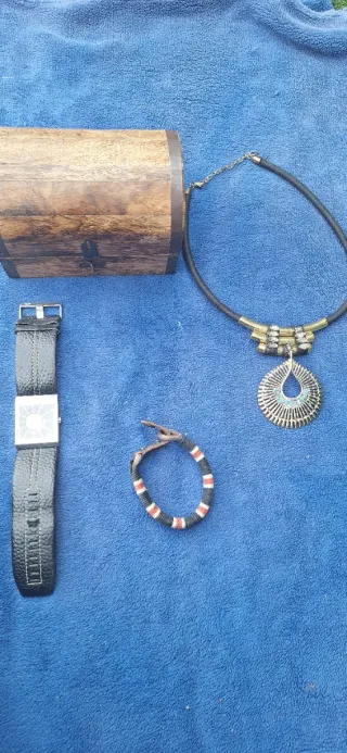 Lote baúl madera monedas collar pulsera