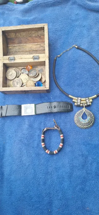Lote baúl madera monedas collar pulsera