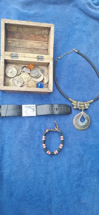 Lote baúl madera monedas collar pulsera