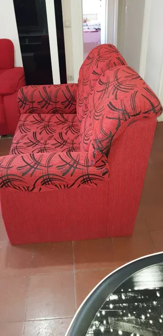 Sofá de tela rojo y negro