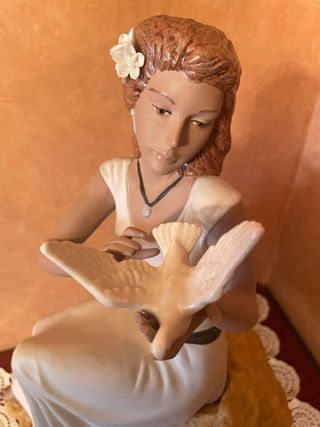 Figura de porcelana mujer con pájaro