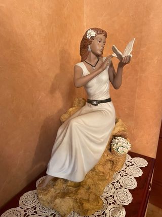 Figura de porcelana mujer con pájaro