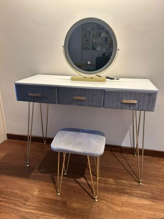 Tocador con cajones y banqueta dorada