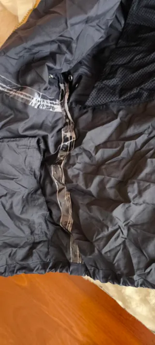 Chubasquero John Smith con capucha