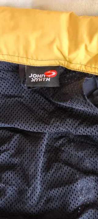 Chubasquero John Smith con capucha