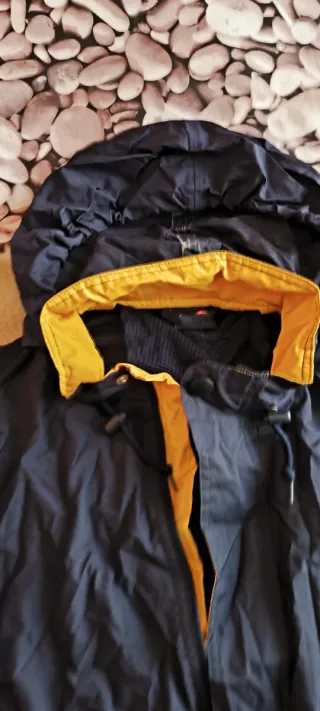 Chubasquero John Smith con capucha