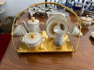 Juego de té porcelana y metal dorado con bandeja