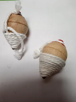 Lote 5 peonzas de madera con cuerda