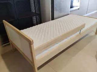 Cama infantil IKEA Nilo con barrera