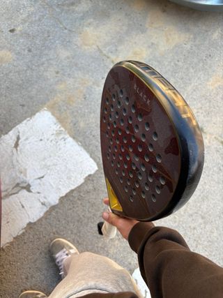 Pala de pádel Bullpadel y kombat en buen estado