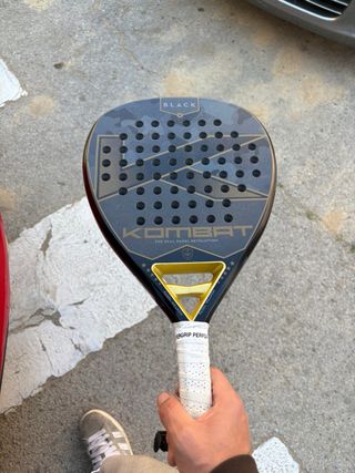 Pala de pádel Bullpadel y kombat en buen estado