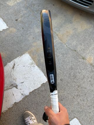 Pala de pádel Bullpadel y kombat en buen estado