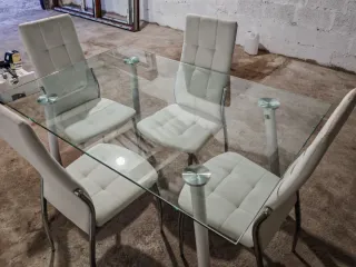 Mesa de cristal con 4 sillas blancas 140x90x75