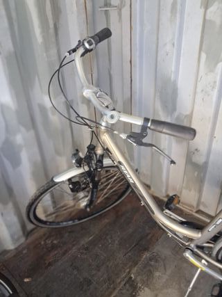 Bicicleta urbana plateada