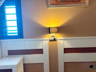 Mesita de noche blanca con cajón madera y cabecero