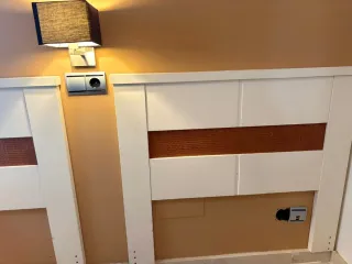 Mesita de noche blanca con cajón madera y cabecero