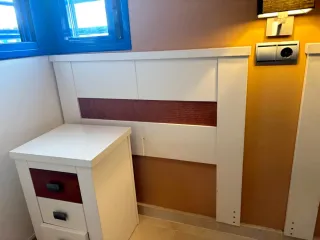 Mesita de noche blanca con cajón madera y cabecero