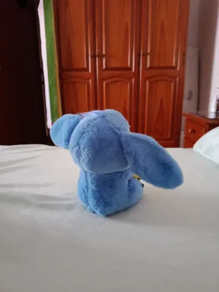 Peluche Stitch abrazando un pato