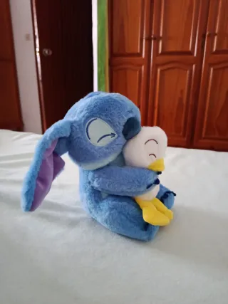 Peluche Stitch abrazando un pato