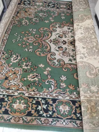 Alfombra verde con diseño en Monforte de Lemos flo