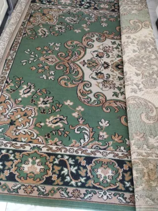 Alfombra verde con diseño en Monforte de Lemos flo