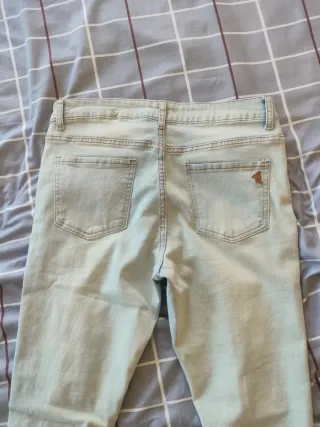 Pantalones vaqueros desgastados