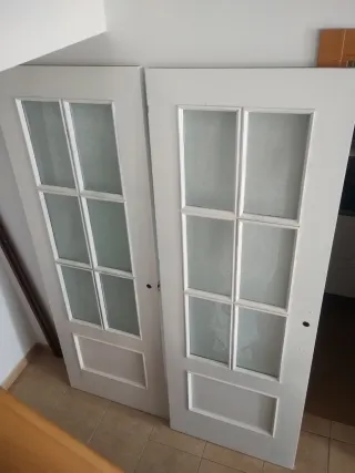 Puerta madera con cristales