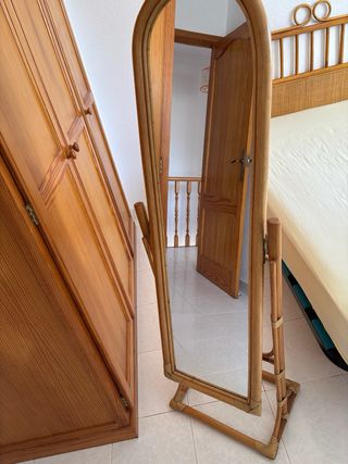 Specchio da terra in vimini e legno