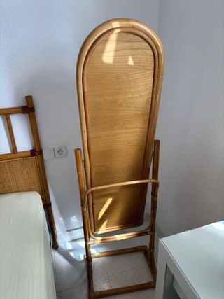 Specchio da terra in vimini e legno