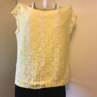 Camiseta amarilla bordada flores Talla M nueva