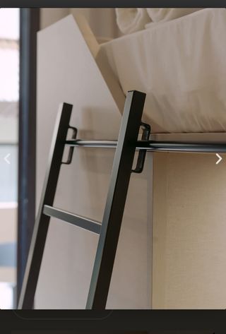 Cama elevada con escritorio y armario