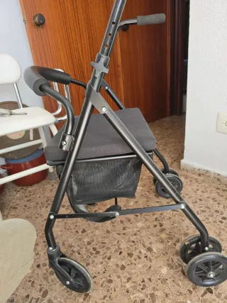 Andador con asiento y ruedas