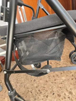 Andador con asiento y ruedas